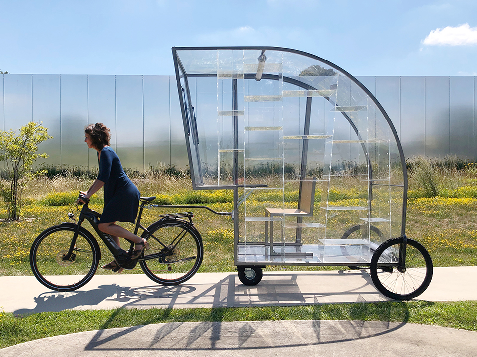 La Rolling tracté à vélo devant Louvre Lens